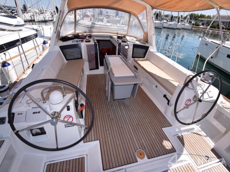 Oceanis 45 - Yacht Charter Sailica