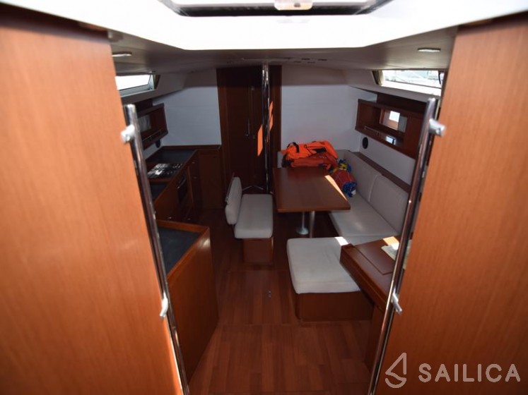 Oceanis 45 - Yacht Charter Sailica