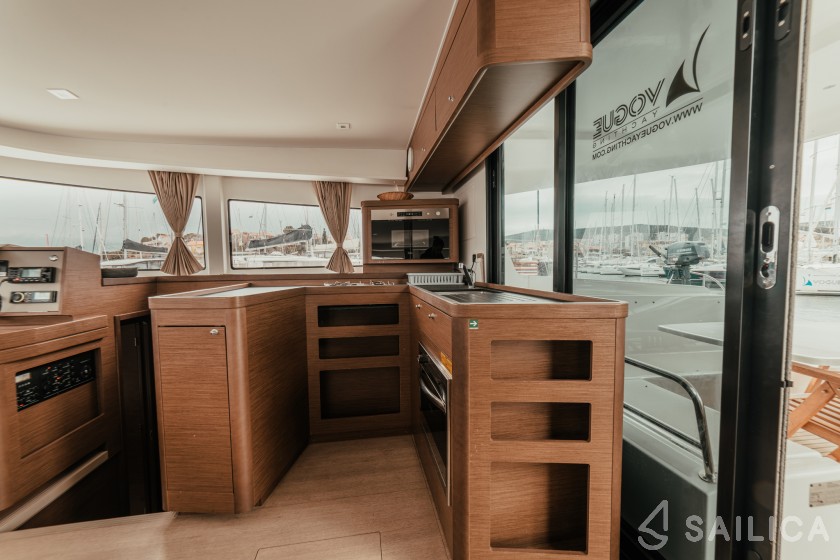 Lagoon 42 - Yacht Charter Sailica