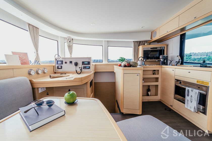 Lagoon 42 - Yacht Charter Sailica