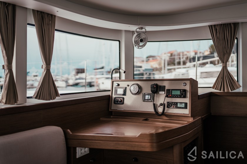 Lagoon 42 - Yacht Charter Sailica