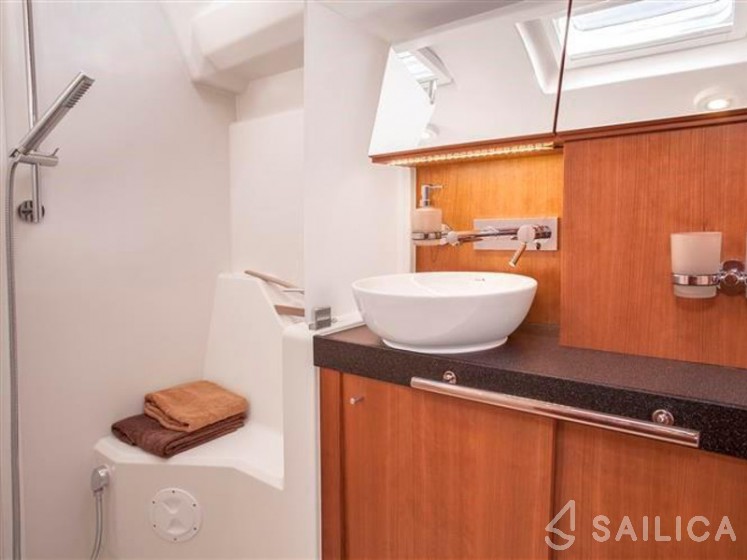Hanse 505 - 5 + 1 cab. - Yacht Charter Sailica