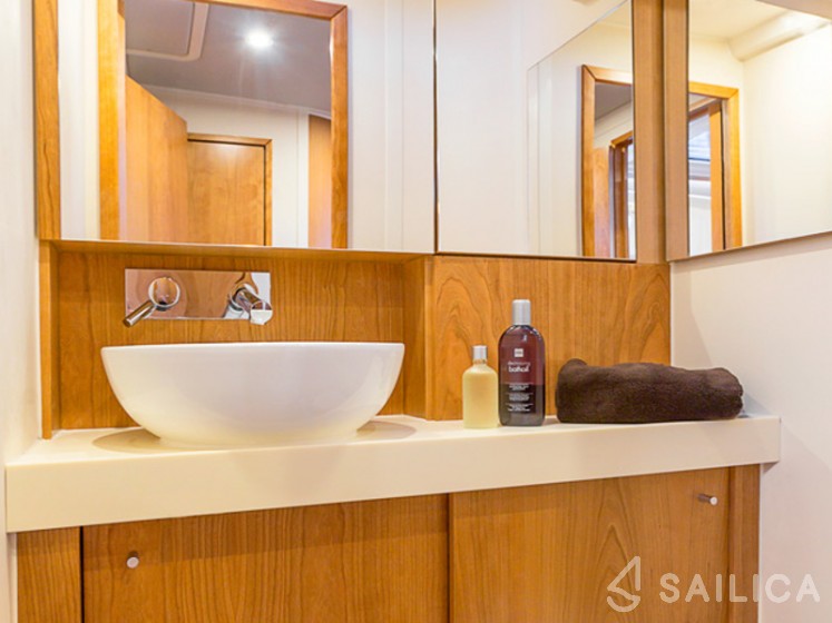 Hanse 455 - Yacht Charter Sailica