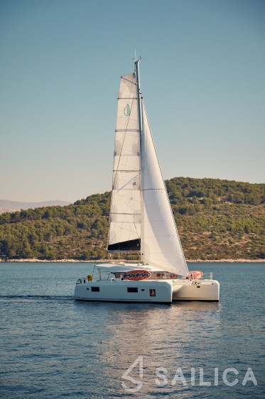 Lagoon 42 - Yacht Charter Sailica