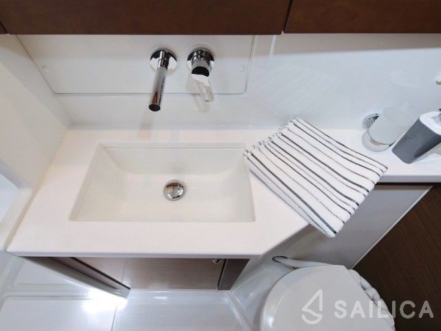 Lagoon 450 S - 4 + 2 cab. - Yacht Charter Sailica