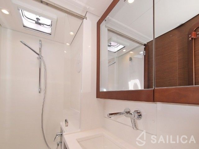 Lagoon 450 S - 4 + 2 cab. - Yacht Charter Sailica