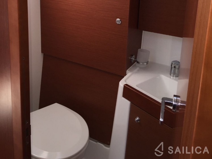 Oceanis 38.1 - Yacht Charter Sailica