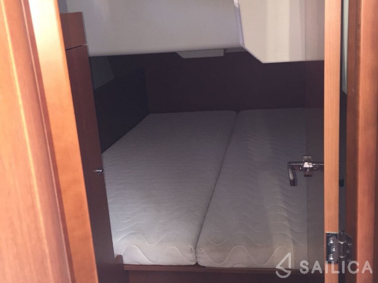 Oceanis 38.1 - Yacht Charter Sailica