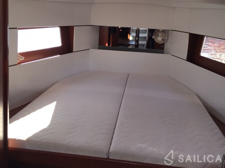 Oceanis 38.1 - Yacht Charter Sailica