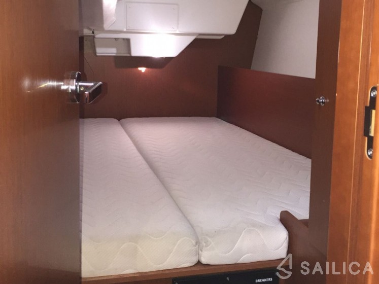 Oceanis 38.1 - Yacht Charter Sailica