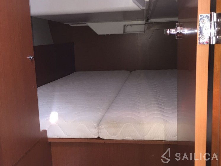 Oceanis 38.1 - Yacht Charter Sailica