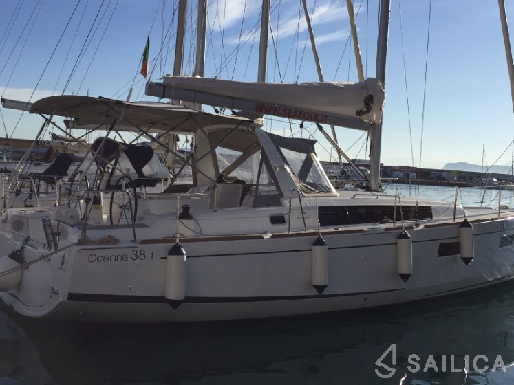 Oceanis 38.1 - Yacht Charter Sailica