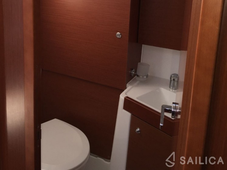 Oceanis 38.1 - Yacht Charter Sailica