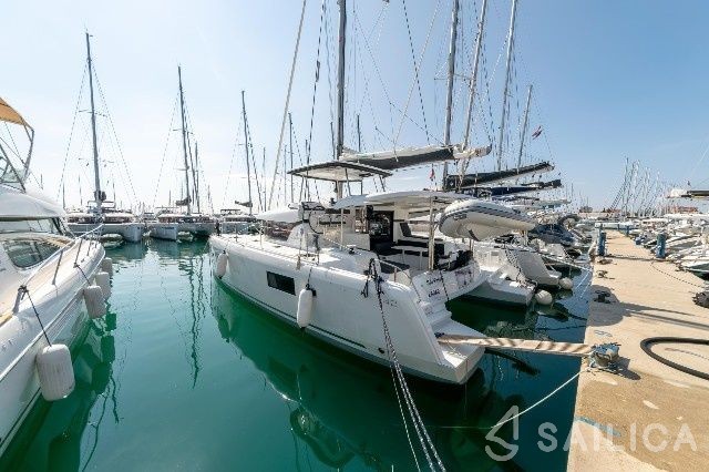 Lagoon 42 - Yacht Charter Sailica