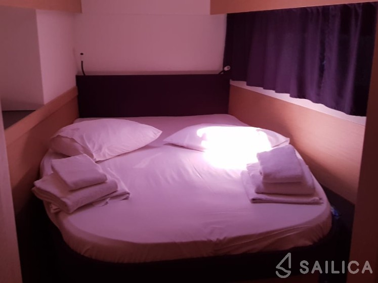 Astréa 42 - Yacht Charter Sailica