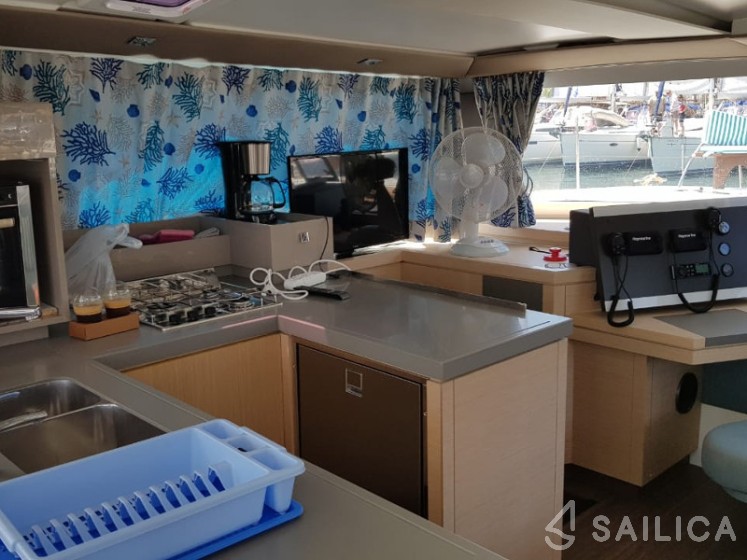 Astréa 42 - Yacht Charter Sailica