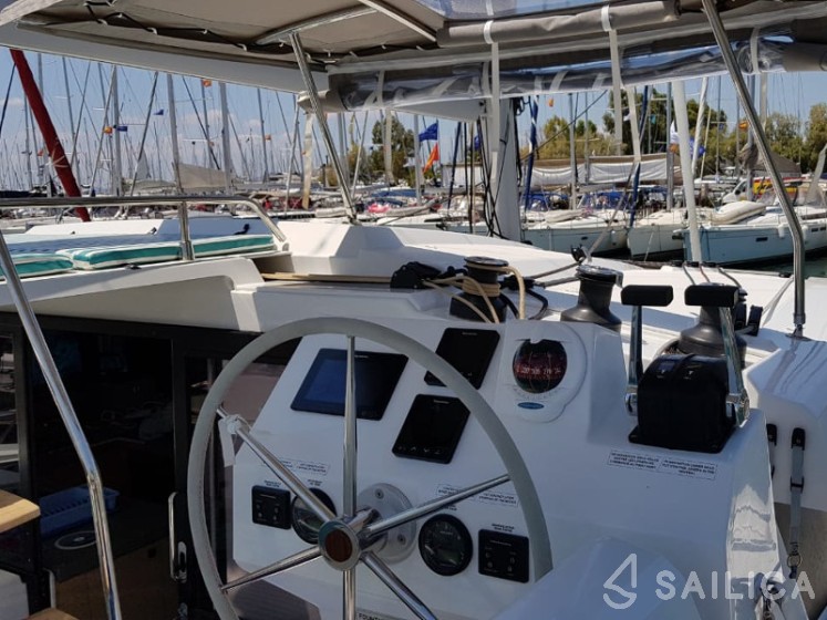 Astréa 42 - Yacht Charter Sailica