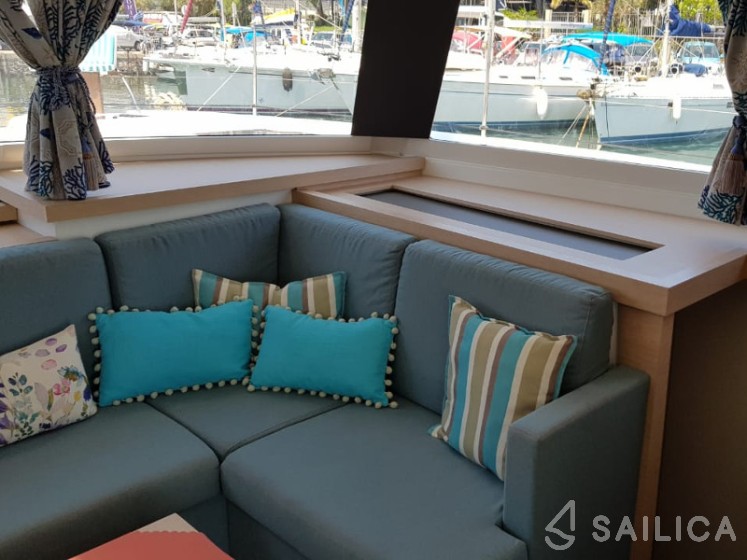 Astréa 42 - Yacht Charter Sailica