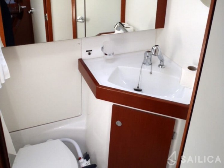 Oceanis 54 - Yacht Charter Sailica