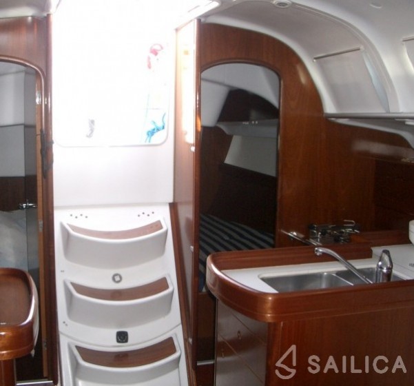 First 40.7 - Yacht Charter Sailica