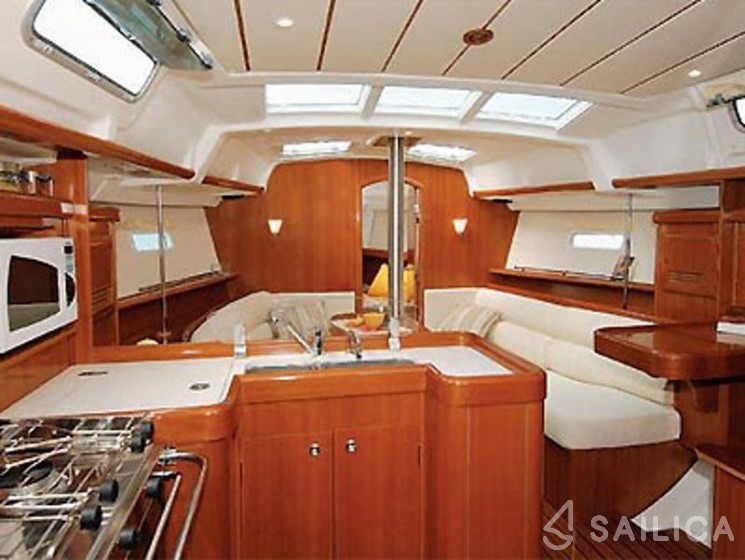 Oceanis 373 - Yacht Charter Sailica