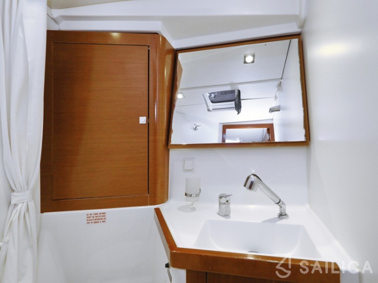 Oceanis 41 - Yacht Charter Sailica