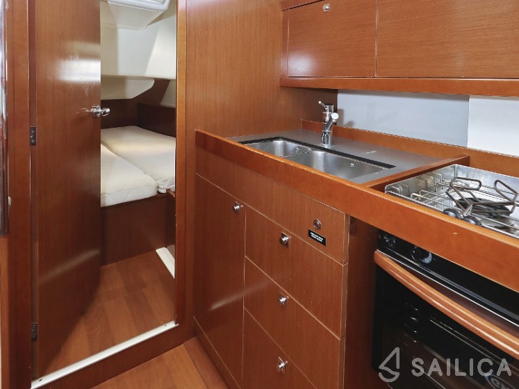 Oceanis 41 - Yacht Charter Sailica