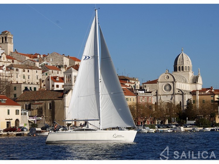 Delphia 37 - Yacht Charter Sailica