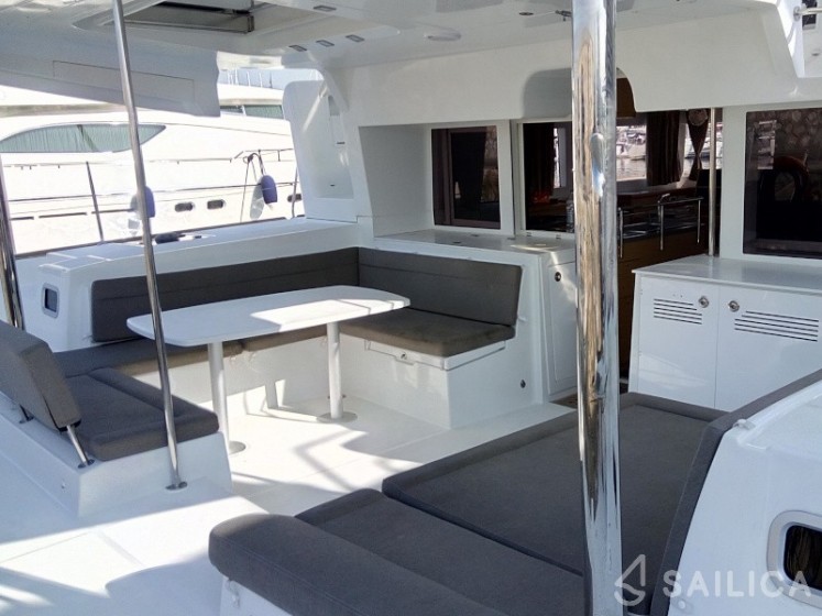 Lagoon 450  Flybridge - Yacht Charter Sailica