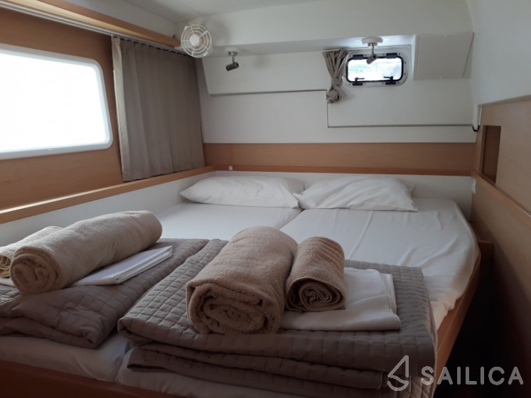 Lagoon 450  Flybridge - Yacht Charter Sailica
