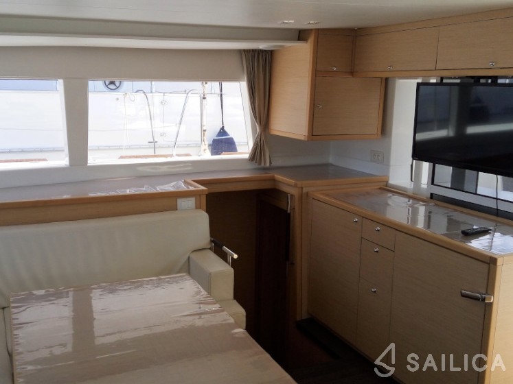 Lagoon 450  Flybridge - Yacht Charter Sailica