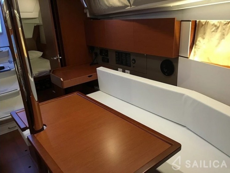 Oceanis 35 - Yacht Charter Sailica