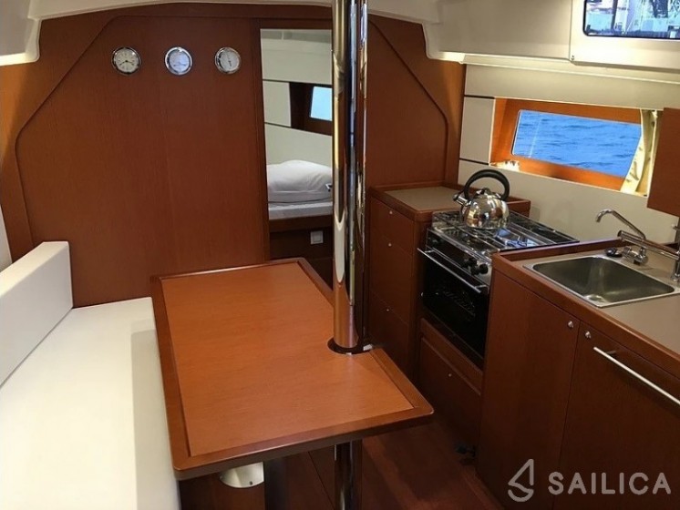 Oceanis 35 - Yacht Charter Sailica