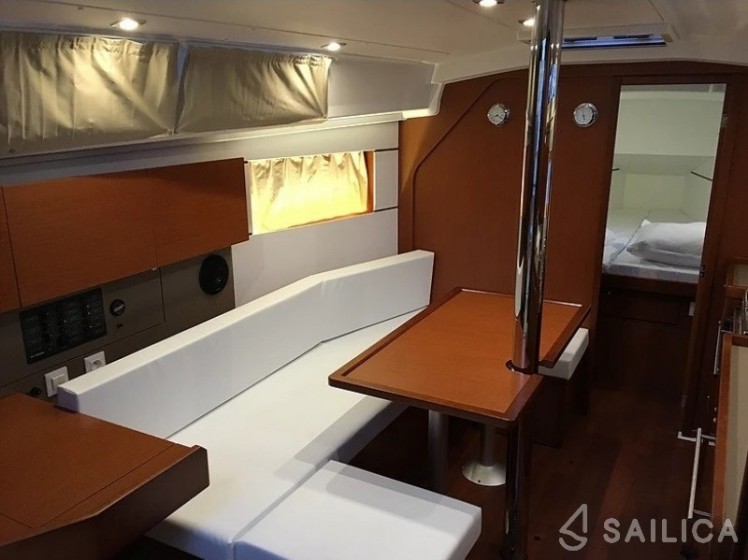 Oceanis 35 - Yacht Charter Sailica