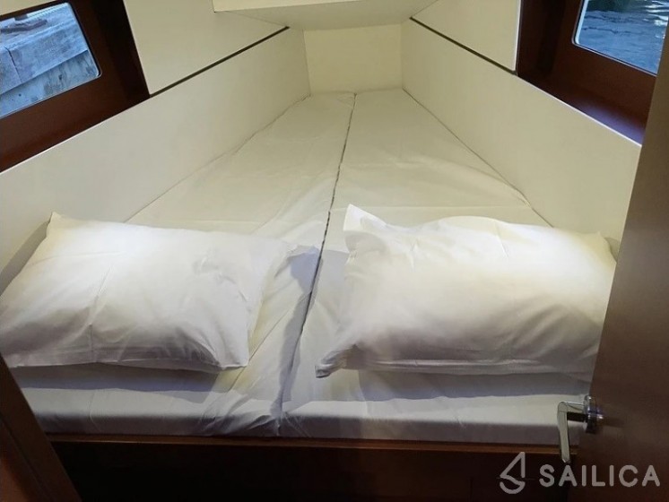Oceanis 35 - Yacht Charter Sailica