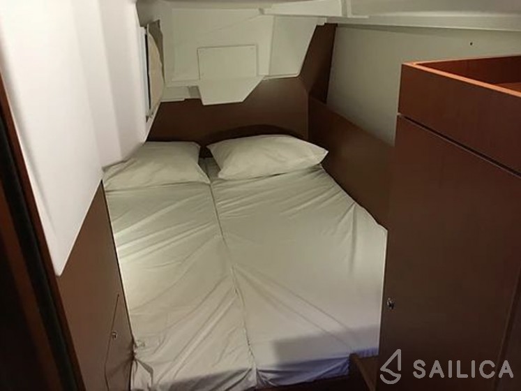 Oceanis 35 - Yacht Charter Sailica