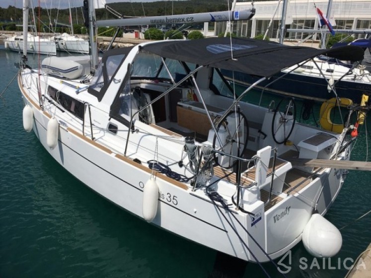 Oceanis 35 - Yacht Charter Sailica