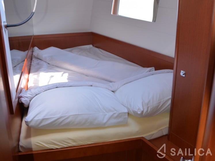 Oceanis 48 - Yacht Charter Sailica
