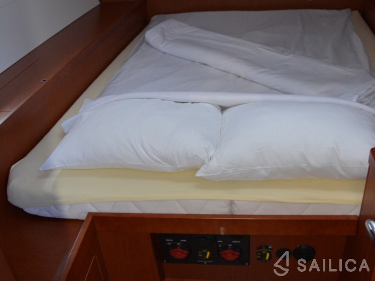 Oceanis 48 - Yacht Charter Sailica