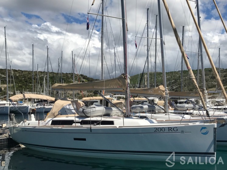 Dufour 335 Grand Large - Yacht Charter Sailica
