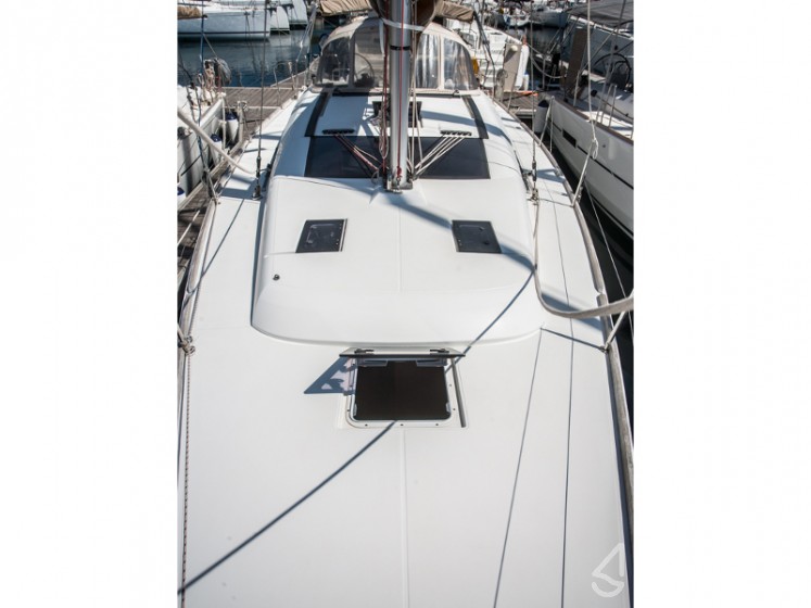 Dufour 350 GL - Yacht Charter Sailica