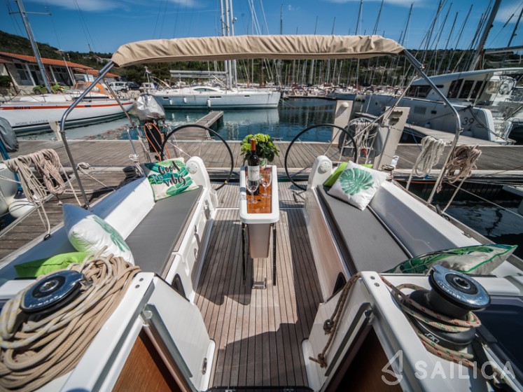 Dufour 350 GL - Yacht Charter Sailica