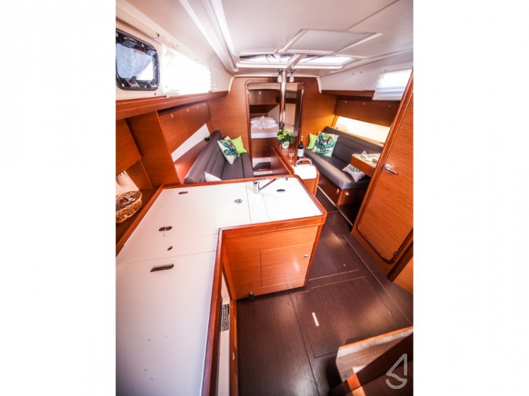 Dufour 350 GL - Yacht Charter Sailica