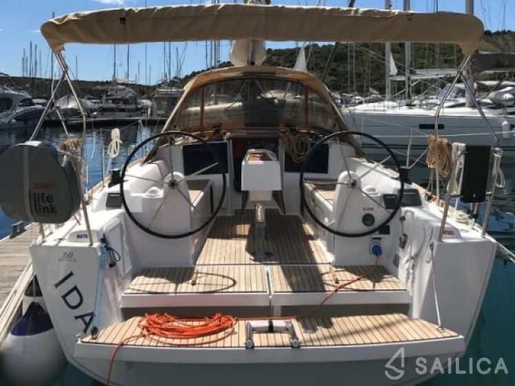 Dufour 350 GL - Yacht Charter Sailica