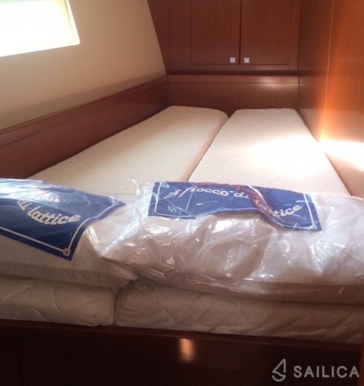 Oceanis 45 - Yacht Charter Sailica