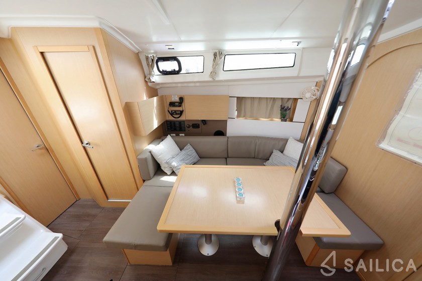 Oceanis 38 - Yacht Charter Sailica