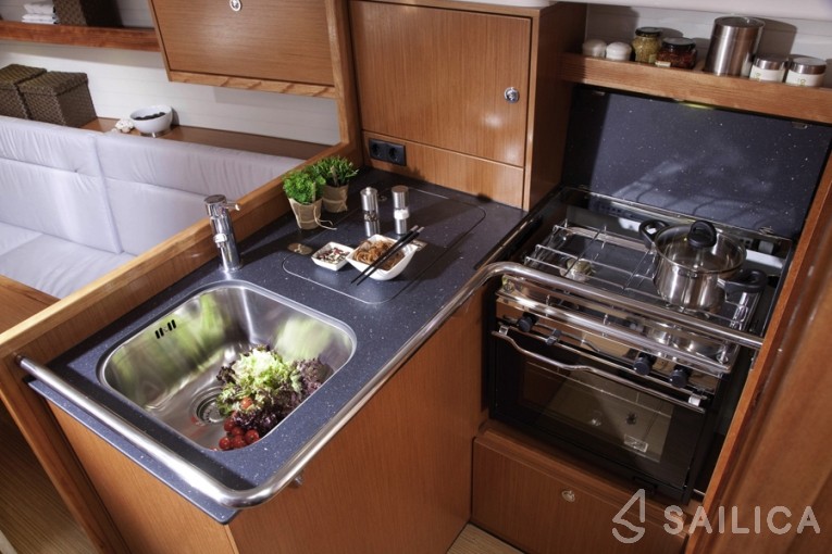 Bavaria 32 Cruiser - Yacht Charter Sailica