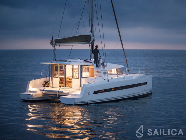 Bali 4.0 - 4 cab. - Yacht Charter Sailica