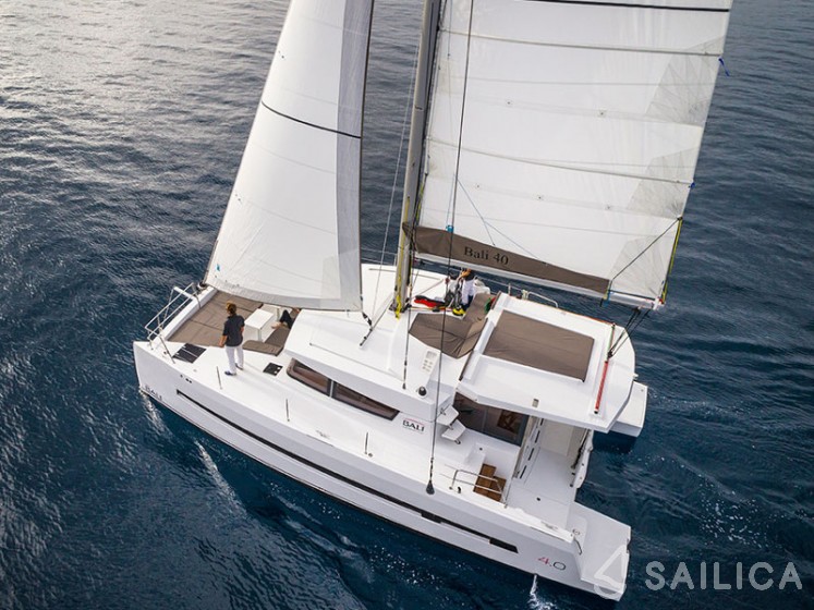 Bali 4.0 - 4 cab. - Yacht Charter Sailica
