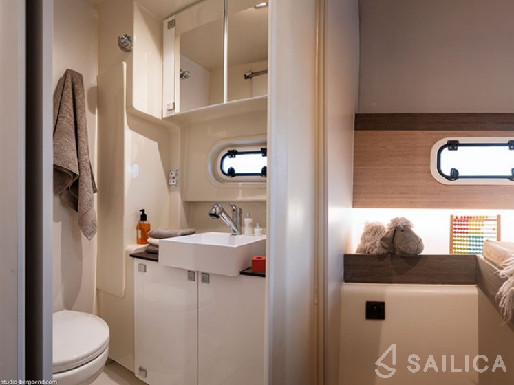 Bali 4.0 - 4 cab. - Yacht Charter Sailica